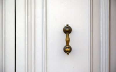 Come pulire le porte in legno interne: La guida definitiva