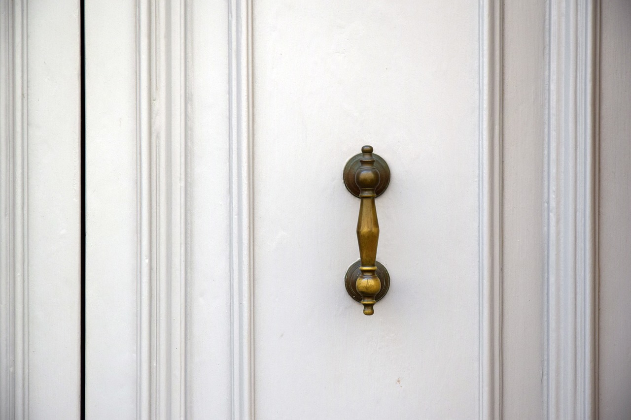 come pulire le porte in legno interne